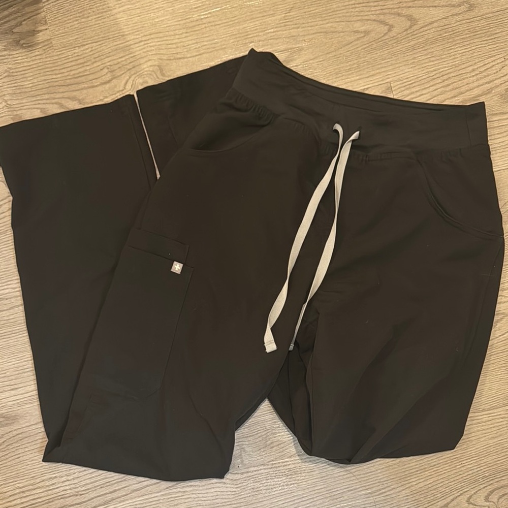 FIGS Black Kade High Wasted Cargo Scrub Pant - TALL